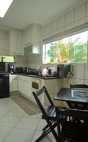 Casa à venda com 377m², 4 quartos e 4 vagasCozinha 
