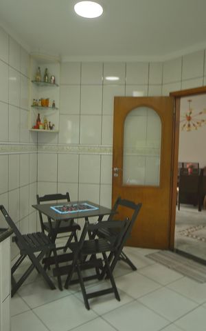 Casa à venda com 377m², 4 quartos e 4 vagasCozinha 