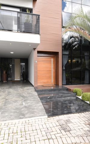 Casa de condomínio à venda com 270m², 4 quartos e 2 vagasFachada