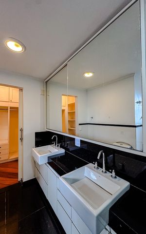 Apartamento para alugar com 430m², 3 quartos e 4 vagas Apartamento para alugar com 430m², 3 quartos e 4 vagasBanheiro da Suíte 1