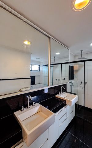 Apartamento para alugar com 430m², 3 quartos e 4 vagas Apartamento para alugar com 430m², 3 quartos e 4 vagasBanheiro da Suíte 1