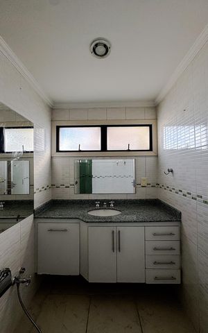 Apartamento para alugar com 430m², 3 quartos e 4 vagas Apartamento para alugar com 430m², 3 quartos e 4 vagasBanheiro da Suíte 2