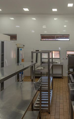 Casa à venda com 1250m², 4 quartos e 5 vagas Casa à venda com 1250m², 4 quartos e 5 vagasCozinha Adaptada