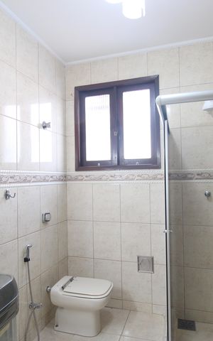 Casa de condomínio para alugar com 243m², 3 quartos e 2 vagasBanheiro