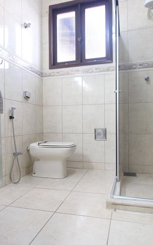 Casa de condomínio para alugar com 243m², 3 quartos e 2 vagasBanheiro