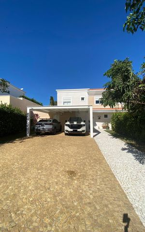 Casa de condomínio à venda com 178m², 3 quartos e 4 vagas