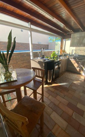 Casa de condomínio à venda com 178m², 3 quartos e 4 vagas