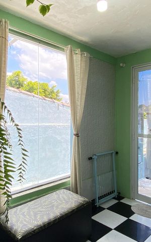 Casa à venda com 159m², 2 quartos e 3 vagas Casa à venda com 159m², 2 quartos e 3 vagasSala