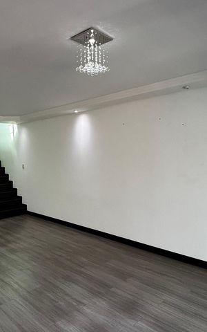 Casa à venda com 250m², 3 quartos e 4 vagas Casa à venda com 250m², 3 quartos e 4 vagasSala