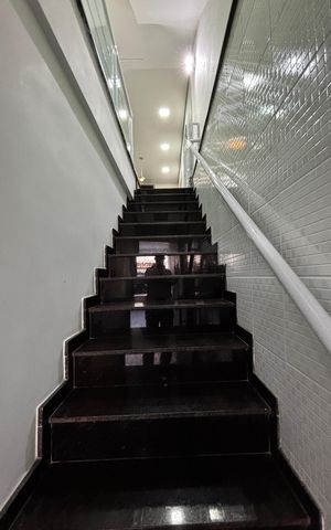 Casa à venda com 250m², 3 quartos e 4 vagas Casa à venda com 250m², 3 quartos e 4 vagasEscada