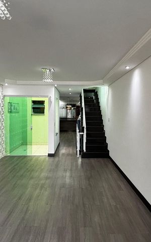 Casa à venda com 250m², 3 quartos e 4 vagas Casa à venda com 250m², 3 quartos e 4 vagasSala