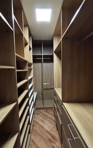 Casa à venda com 250m², 3 quartos e 4 vagas Casa à venda com 250m², 3 quartos e 4 vagasCloset da Suíte