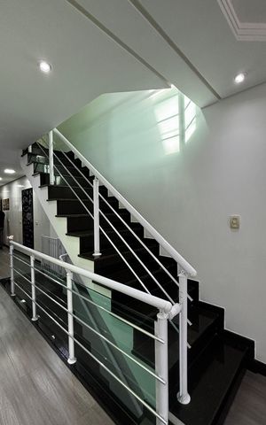 Casa à venda com 250m², 3 quartos e 4 vagas Casa à venda com 250m², 3 quartos e 4 vagasEscada