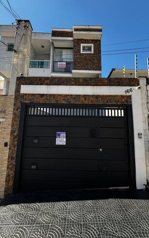 Casa à venda com 250m², 3 quartos e 4 vagas Casa à venda com 250m², 3 quartos e 4 vagasFachada