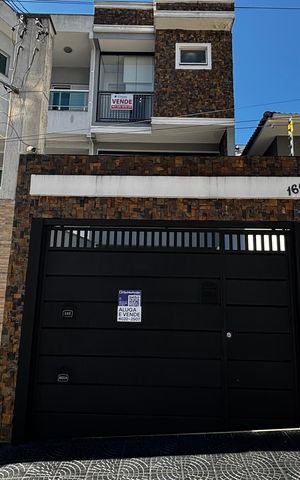 Casa à venda com 250m², 3 quartos e 4 vagas Casa à venda com 250m², 3 quartos e 4 vagasFachada