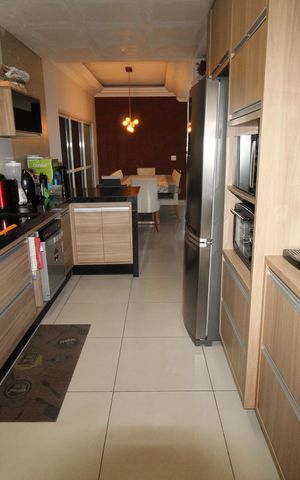 Casa de condomínio para alugar com 285m², 3 quartos e 4 vagasCozinha