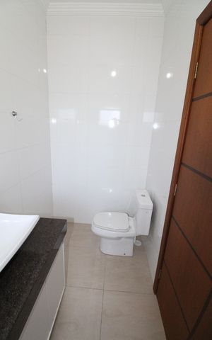 Casa de condomínio para alugar com 285m², 3 quartos e 4 vagasBanheiro da Suíte 2