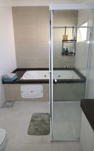 Casa de condomínio para alugar com 285m², 3 quartos e 4 vagasBanheiro da Suíte 1