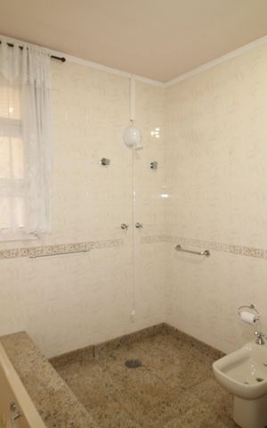 Casa à venda com 438m², 4 quartos e 6 vagasQuarto 2 - Banheiro