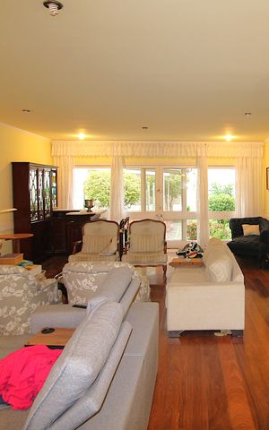 Casa à venda com 438m², 4 quartos e 6 vagasSala