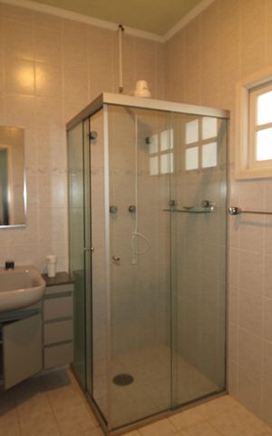 Casa à venda com 438m², 4 quartos e 6 vagasQuarto 4 - Banheiro