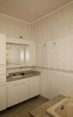 Casa à venda com 438m², 4 quartos e 6 vagasQuarto 2 - Banheiro