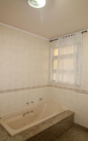 Casa à venda com 438m², 4 quartos e 6 vagasQuarto 2 - Banheiro