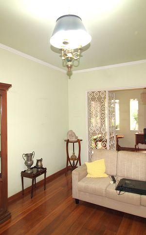 Casa à venda com 438m², 4 quartos e 6 vagasSala