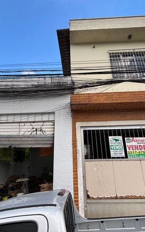 Casa à venda com 210m², 3 quartos e 3 vagas Casa à venda com 210m², 3 quartos e 3 vagasFechada