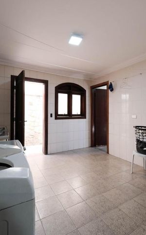 Casa para alugar com 450m², 3 quartos e 6 vagasÁrea de Serviço
