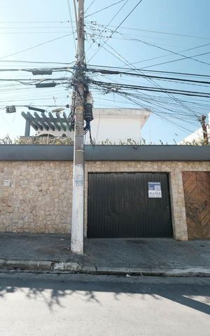 Casa para alugar com 450m², 3 quartos e 6 vagasFachada