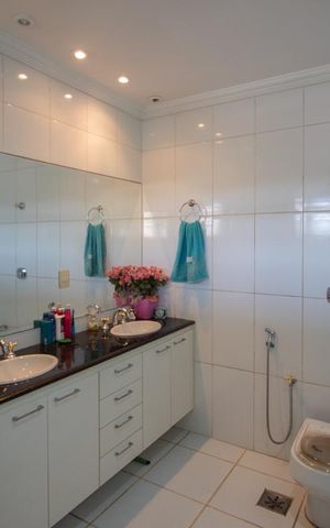 Casa à venda com 424m², 6 quartos e 4 vagas Casa à venda com 424m², 6 quartos e 4 vagasBanheiro da Suíte 1