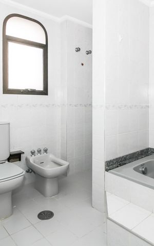 Apartamento para alugar com 216m², 4 quartos e 3 vagas Apartamento para alugar com 216m², 4 quartos e 3 vagasBanheiro da Suíte 1