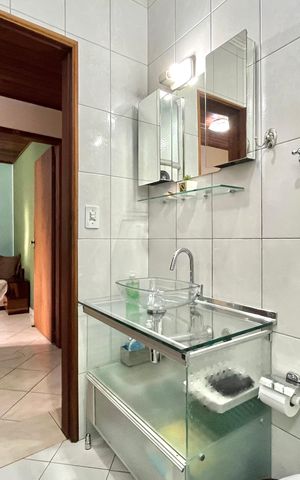 Casa à venda com 150m², 4 quartos e 3 vagas Casa à venda com 150m², 4 quartos e 3 vagasBanheiro