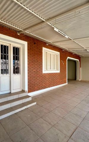 Casa à venda com 200m², 3 quartos e 3 vagas Casa à venda com 200m², 3 quartos e 3 vagasFachada e garagem