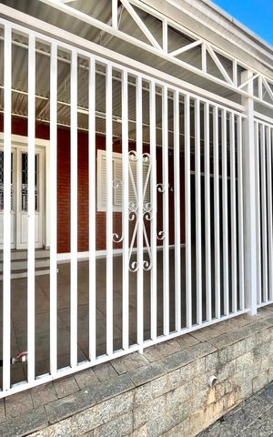 Casa à venda com 200m², 3 quartos e 3 vagas Casa à venda com 200m², 3 quartos e 3 vagasFachada