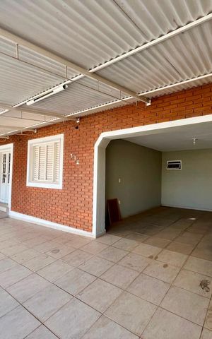 Casa à venda com 200m², 3 quartos e 3 vagas Casa à venda com 200m², 3 quartos e 3 vagasFachada e garagem