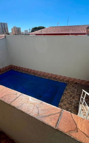 Casa à venda com 200m², 3 quartos e 3 vagas Casa à venda com 200m², 3 quartos e 3 vagasPiscina