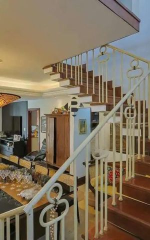 Casa para alugar com 364m², 4 quartos e 6 vagas Casa para alugar com 364m², 4 quartos e 6 vagasSala