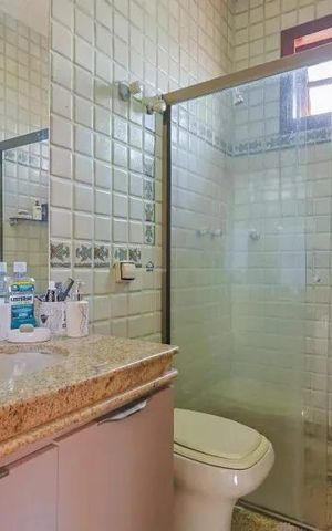 Casa para alugar com 364m², 4 quartos e 6 vagas Casa para alugar com 364m², 4 quartos e 6 vagasBanheiro da Suíte