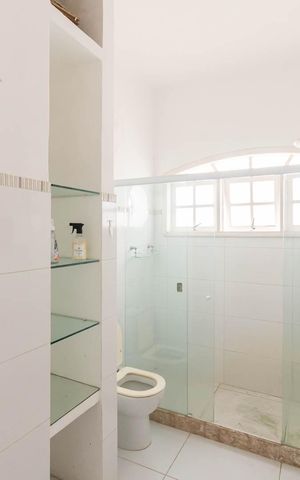 Casa à venda com 346m², 4 quartos e 1 vagaBanheiro suíte casa anexo