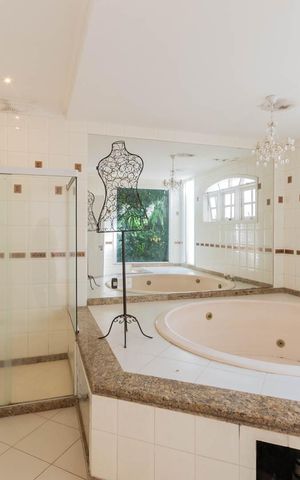 Casa à venda com 346m², 4 quartos e 1 vagaBanheiro Suíte