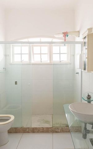 Casa à venda com 346m², 4 quartos e 1 vagaBanheiro suíte casa anexo