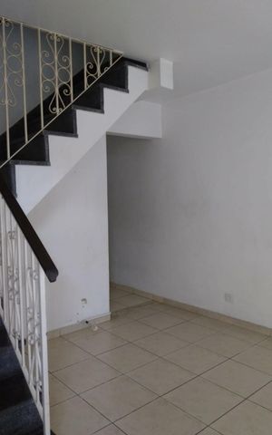 Casa à venda com 107m², 3 quartos e 2 vagas Casa à venda com 107m², 3 quartos e 2 vagasSala