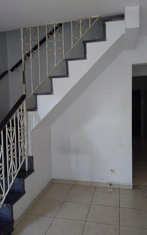 Casa à venda com 107m², 3 quartos e 2 vagas Casa à venda com 107m², 3 quartos e 2 vagasSala