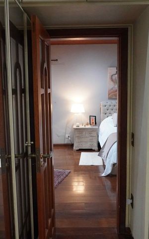 Casa de condomínio à venda com 585m², 5 quartos e 3 vagas Casa de condomínio à venda com 585m², 5 quartos e 3 vagasCloset