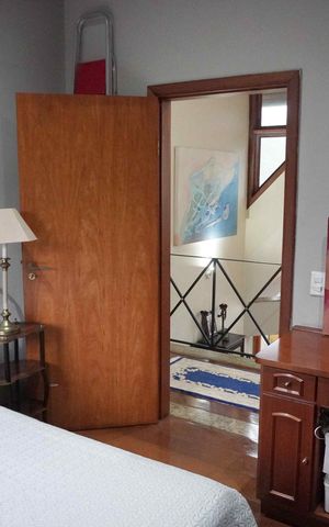 Casa de condomínio à venda com 585m², 5 quartos e 3 vagas Casa de condomínio à venda com 585m², 5 quartos e 3 vagasQuarto1