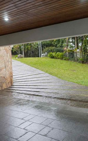 Casa de condomínio à venda com 585m², 5 quartos e 3 vagas Casa de condomínio à venda com 585m², 5 quartos e 3 vagasGaragem