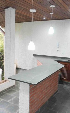 Casa de condomínio à venda com 585m², 5 quartos e 3 vagas Casa de condomínio à venda com 585m², 5 quartos e 3 vagasÁrea externa