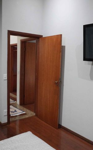 Casa de condomínio à venda com 585m², 5 quartos e 3 vagas Casa de condomínio à venda com 585m², 5 quartos e 3 vagasSuite2